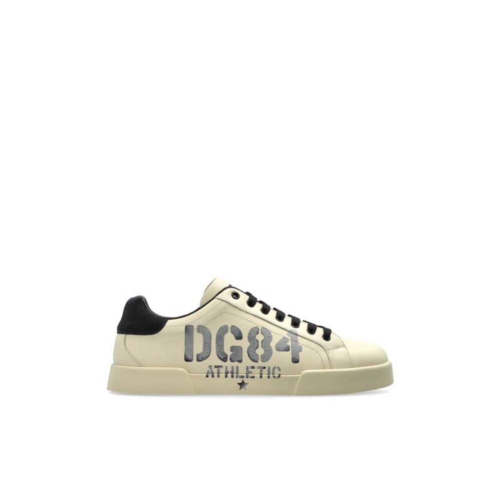 Sports shoes with logo